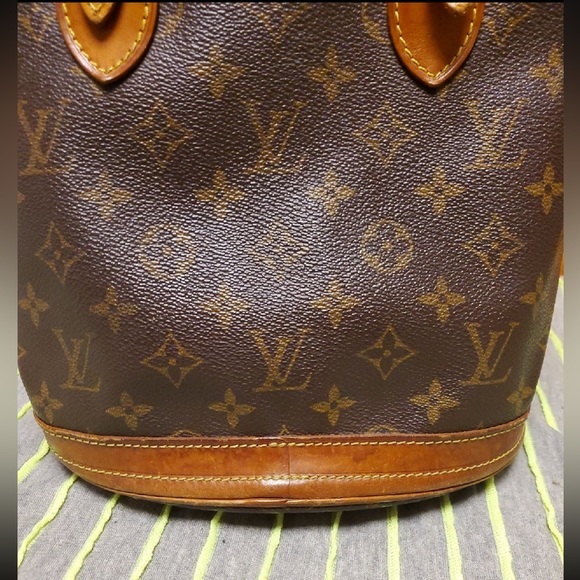 NOT FOR SALE - Louis Vuitton Monogram Bucket
Bag PM with pouch & LV key chain. - Picture 13 of 16
